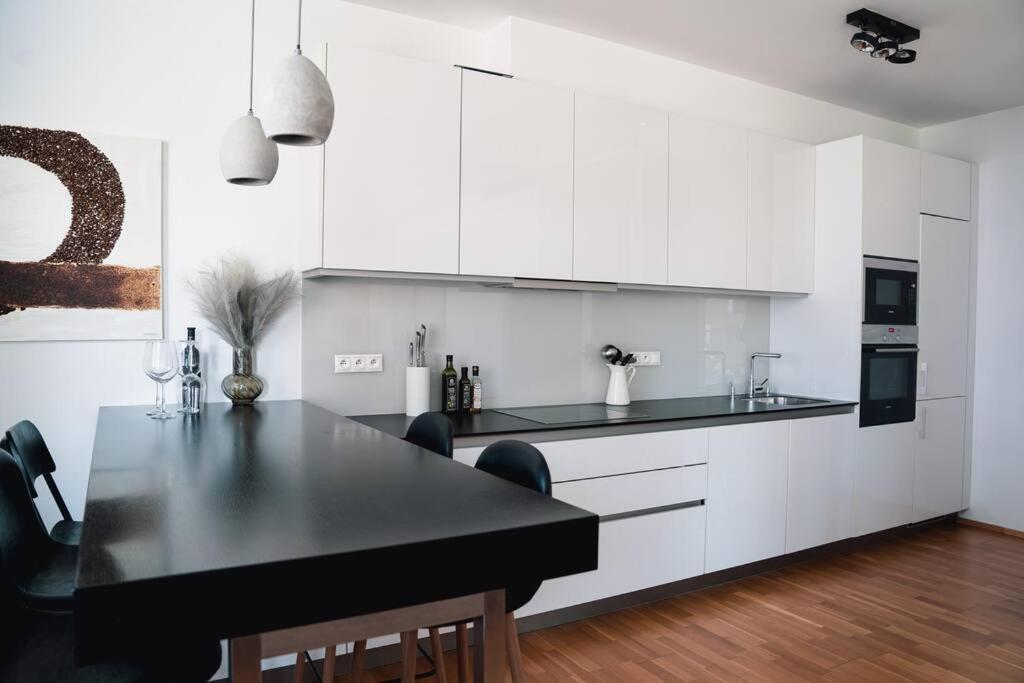 Prague Marina River View Apartment Close To City Centre Free Parking 外观 照片