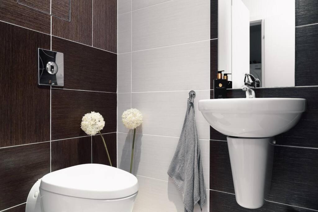 Prague Marina River View Apartment Close To City Centre Free Parking 外观 照片